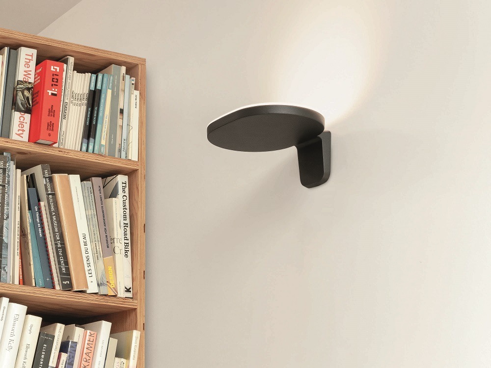 Oplight W2 Wandleuchte von Flos, weiße Designerlampe an der Wand, modernes Lichtkonzept für Wohnräume.