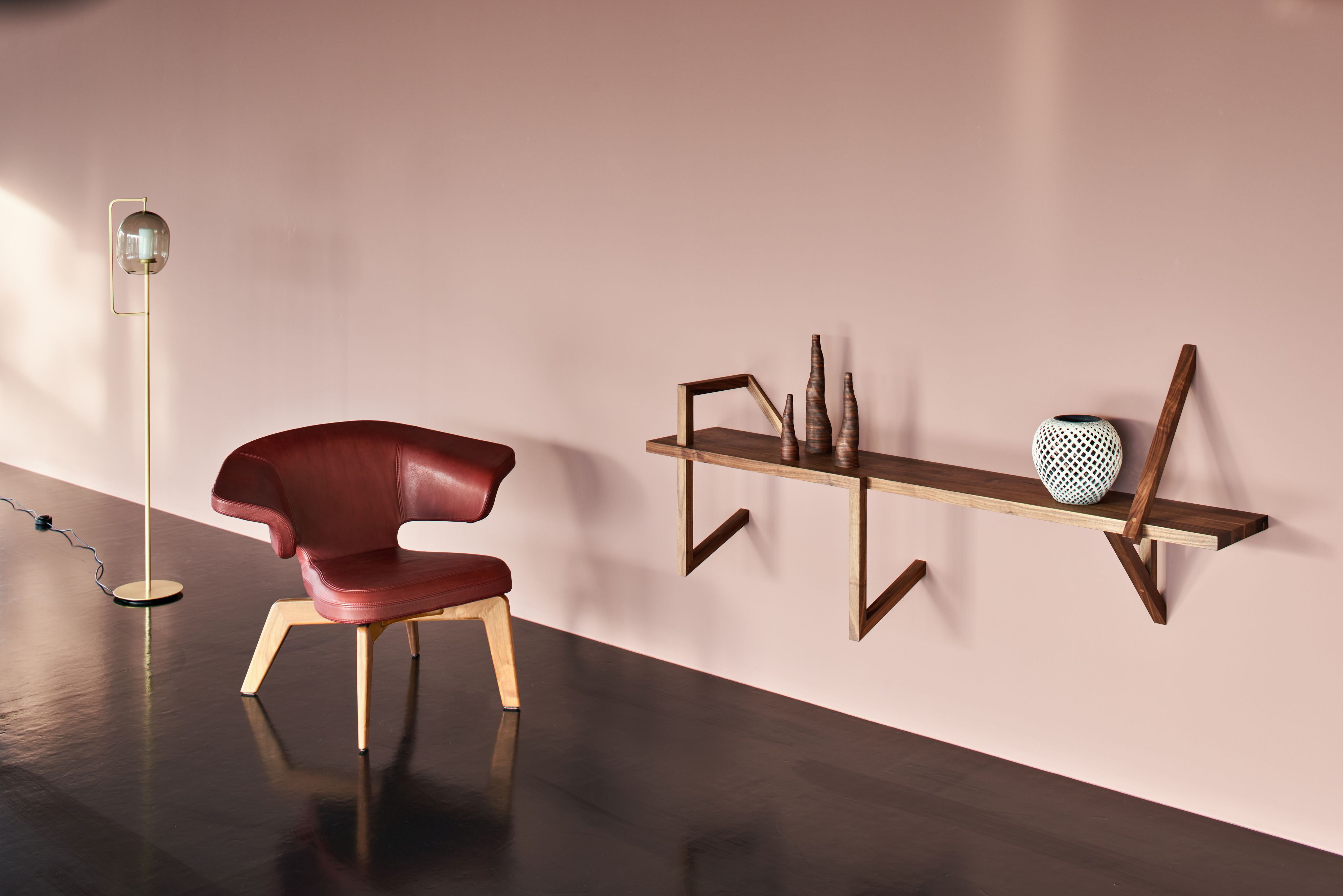 Modernes Wandregal aus Holz mit stilvollen Dekorationsobjekten in einem eleganten Raum.