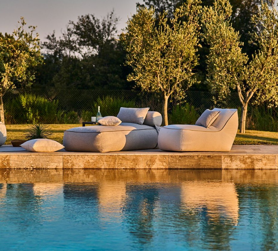 Graue Outdoor Lounge Möbel Set am Pool. Moderne Gartenmöbel für entspannte Stunden im Freien.