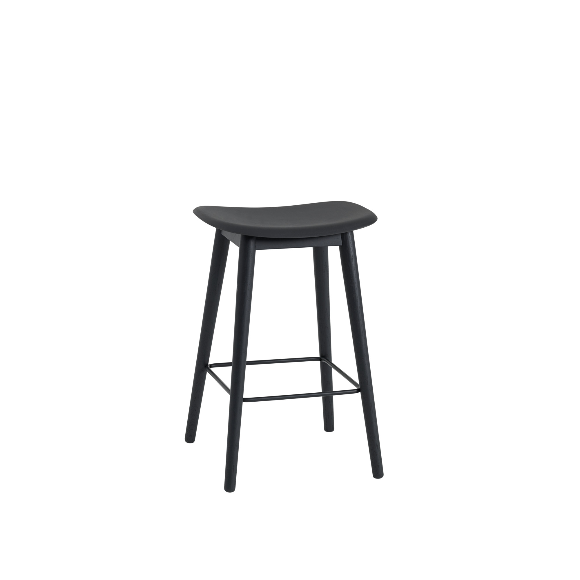 Schwarzer Fiber Bar Stool Barhocker 65 cm von Muuto mit Holzbeinen und Fußstütze.