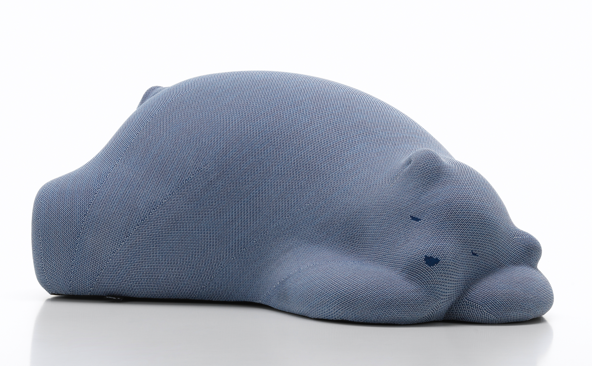 Blauer, liegender Stoffbär (Resting Bear) von Vitra. Dekorative Stofftier-Skulptur für Kinderzimmer und Wohnbereich.