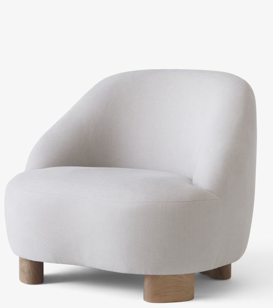 AndTradition Margas Loungesessel LC1 in Weiß mit Holzfüßen, moderner Sessel für Wohnzimmer und Lounge.