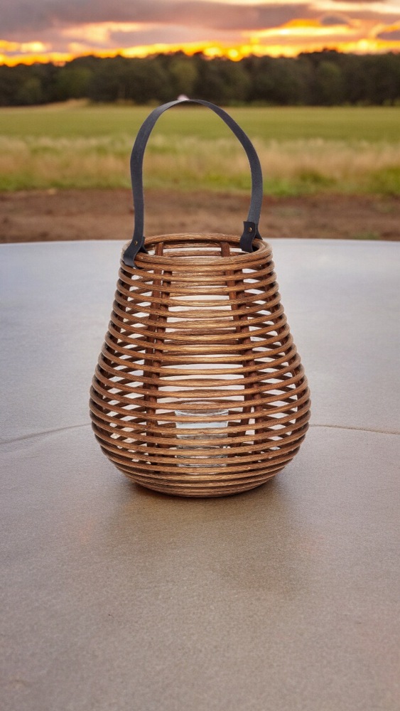 Hübsche Rattan Laterne mit Glaseinsatz und Tragegriff, dekorative Innenraum Beleuchtung für gemütliche Atmosphäre.