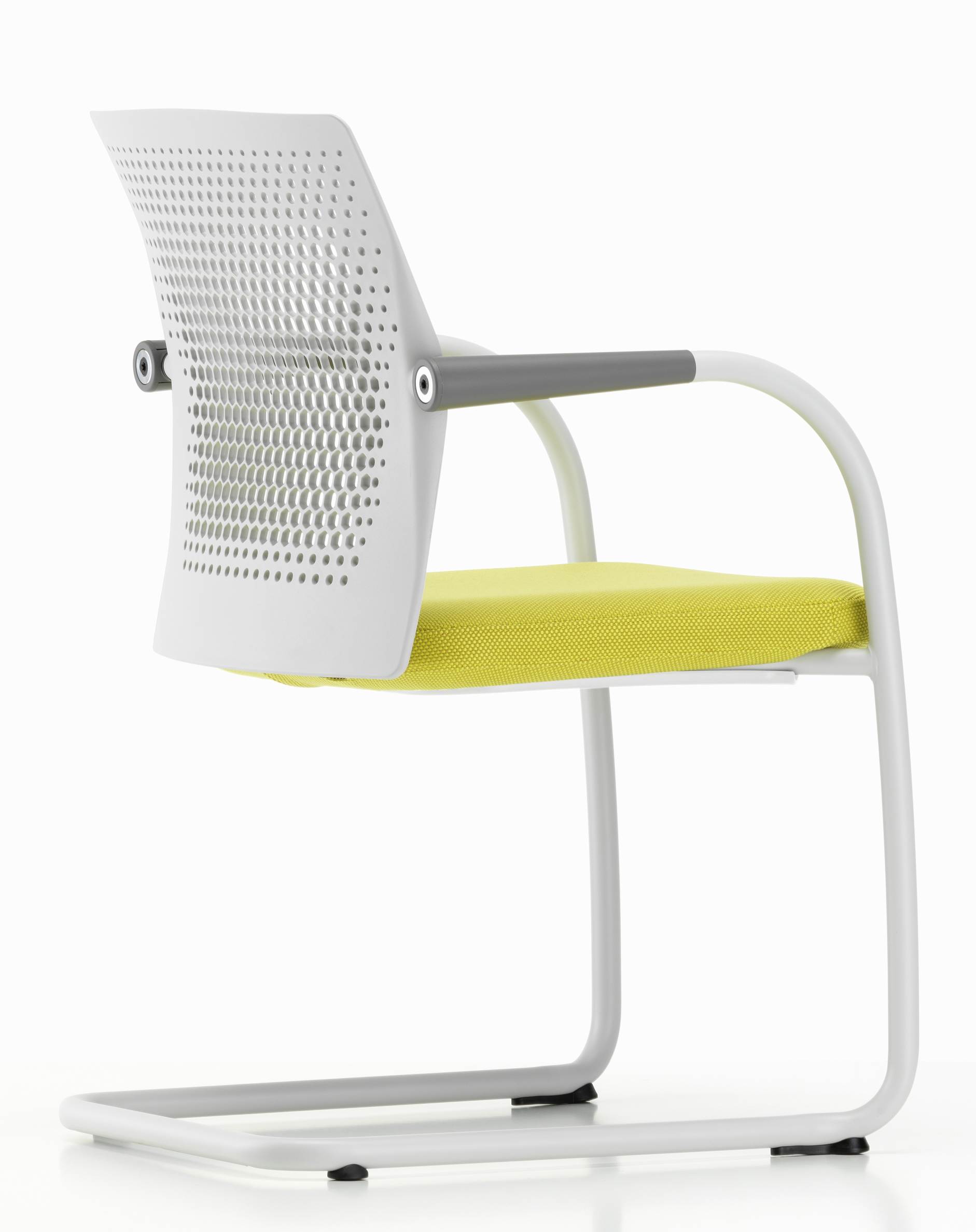Weißer Vitra ID Visitor Air Freischwinger mit gelber Sitzfläche, perforierter Rückenlehne und grauen Armlehnen.