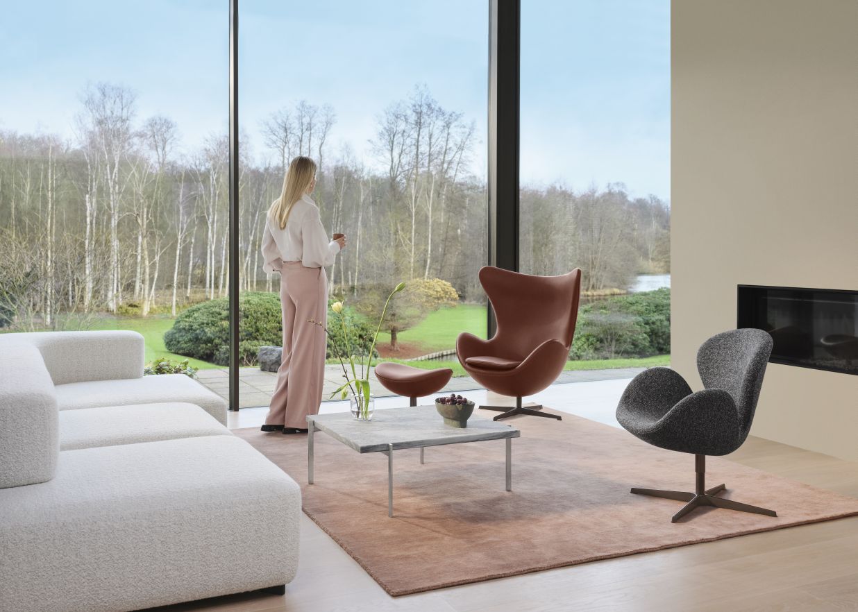 PK 61 Couchtisch Marmor Grau-Weiß von Fritz Hansen in modernem Wohnzimmer mit Designermöbeln.