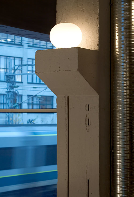 Glo Ball Tischleuchte von Flos auf Betonpfeiler, runde Lampe für Wohnzimmer und Schlafzimmer.