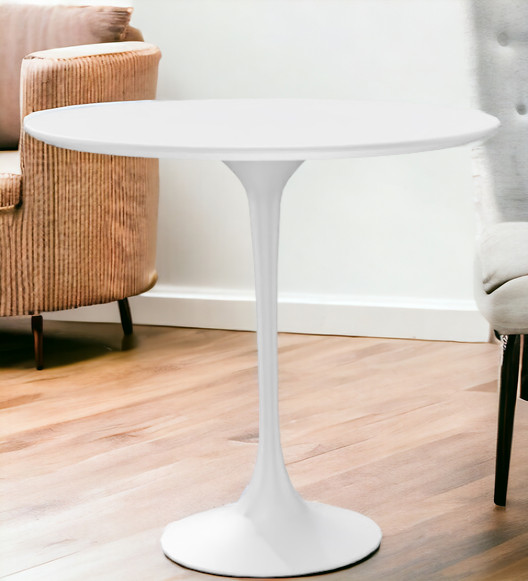 Weißer Saarinen Beistelltisch / Couchtisch von Knoll International mit ovaler Tischplatte und Fuß.