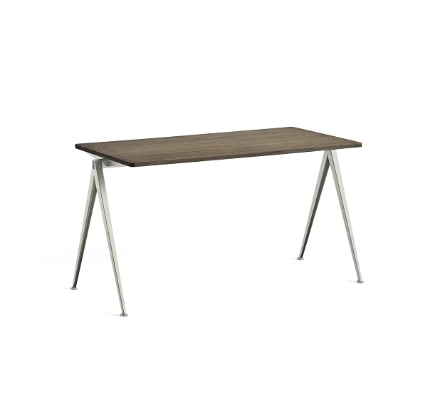 Hay Pyramid Table 01: Holzschreibtisch mit A-förmigen, silbernen Metallbeinen, ideal für Büro und Homeoffice.