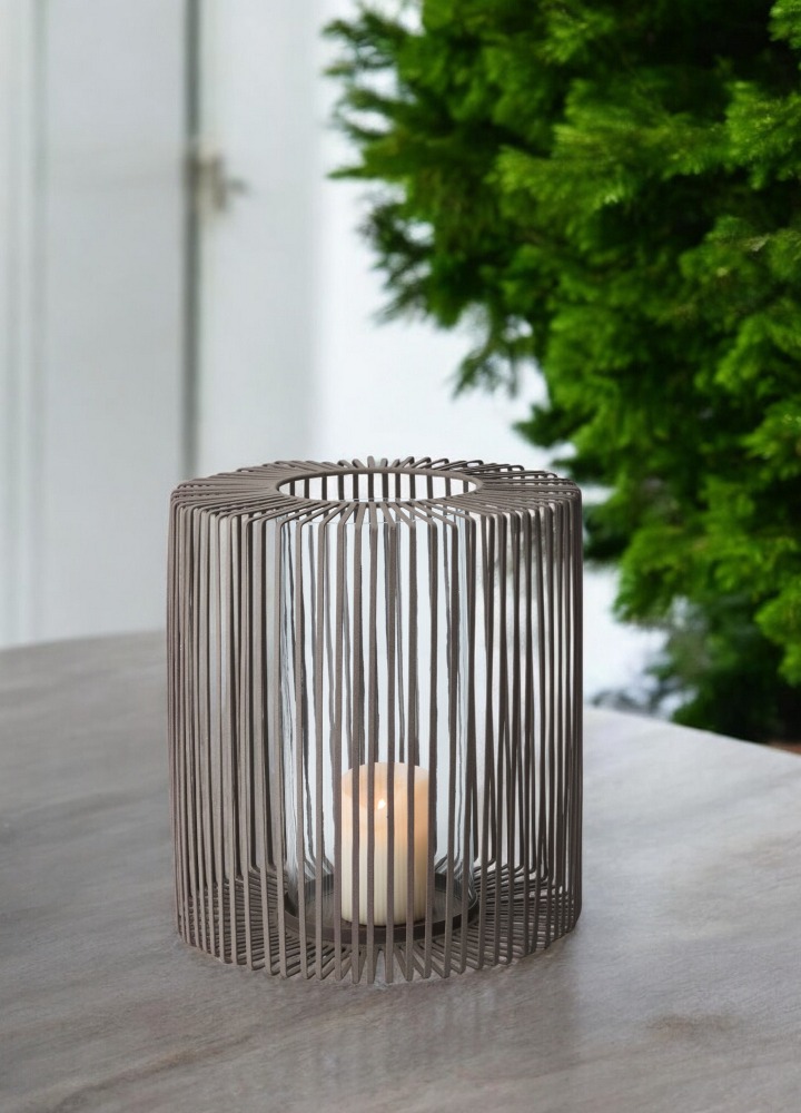 Oslo Windlicht: Hochwertiges Windlicht von Philippi mit Kerze in einem Metallgestell.