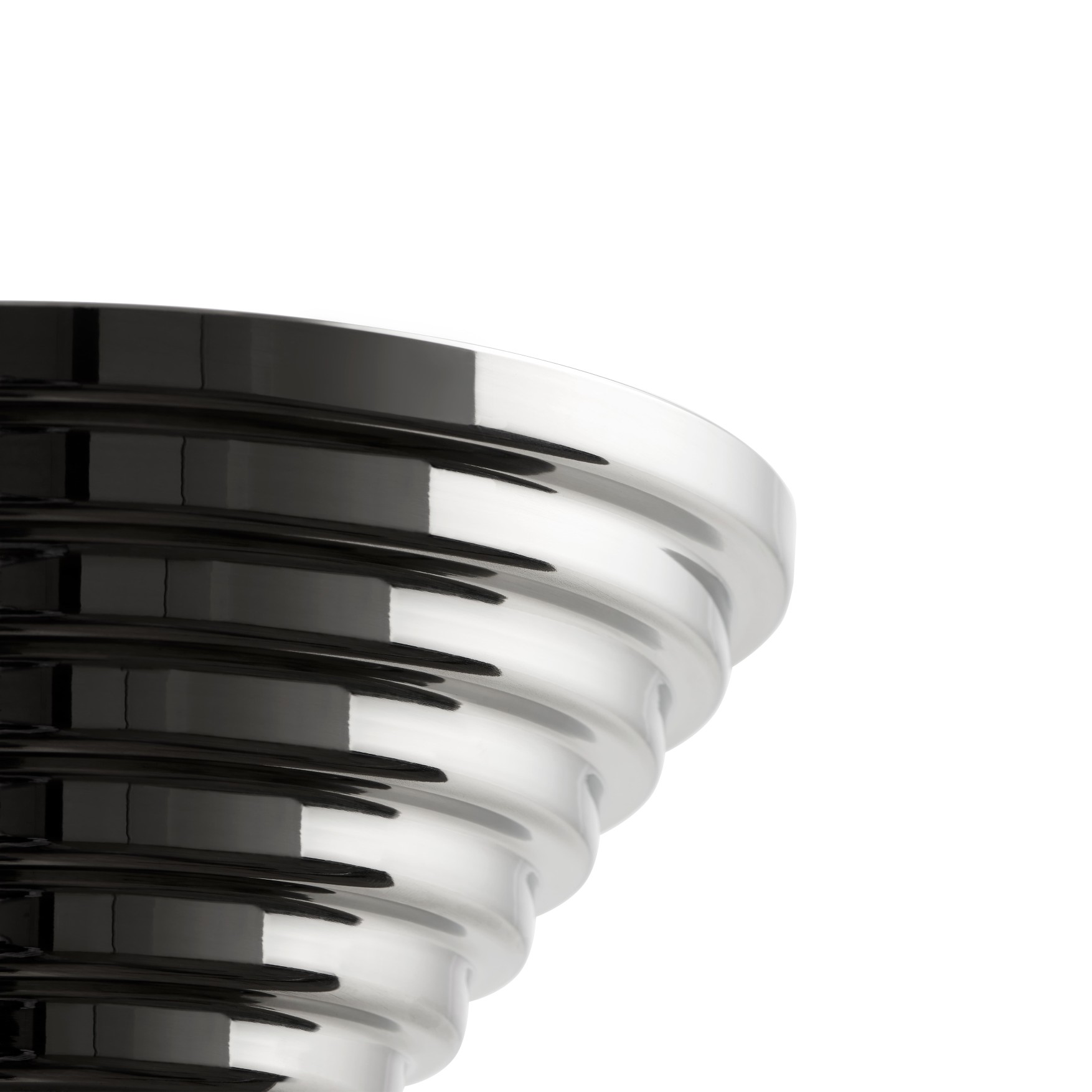 Detailaufnahme der runden Alessi Maya Schale, Ø 25 cm, aus glänzendem Edelstahl.