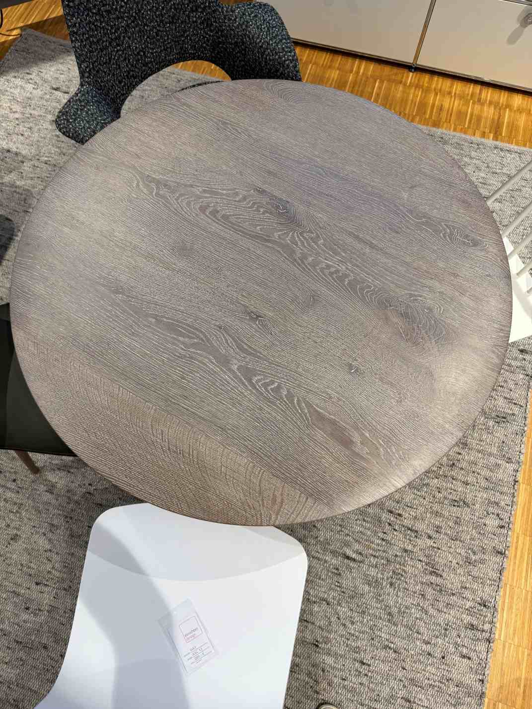 BC 07 Basket Tisch Rund EICHE GERÄUCHERT WEISS ROHEFFEKT Janua AUSSTELLUNGSSTÜCK