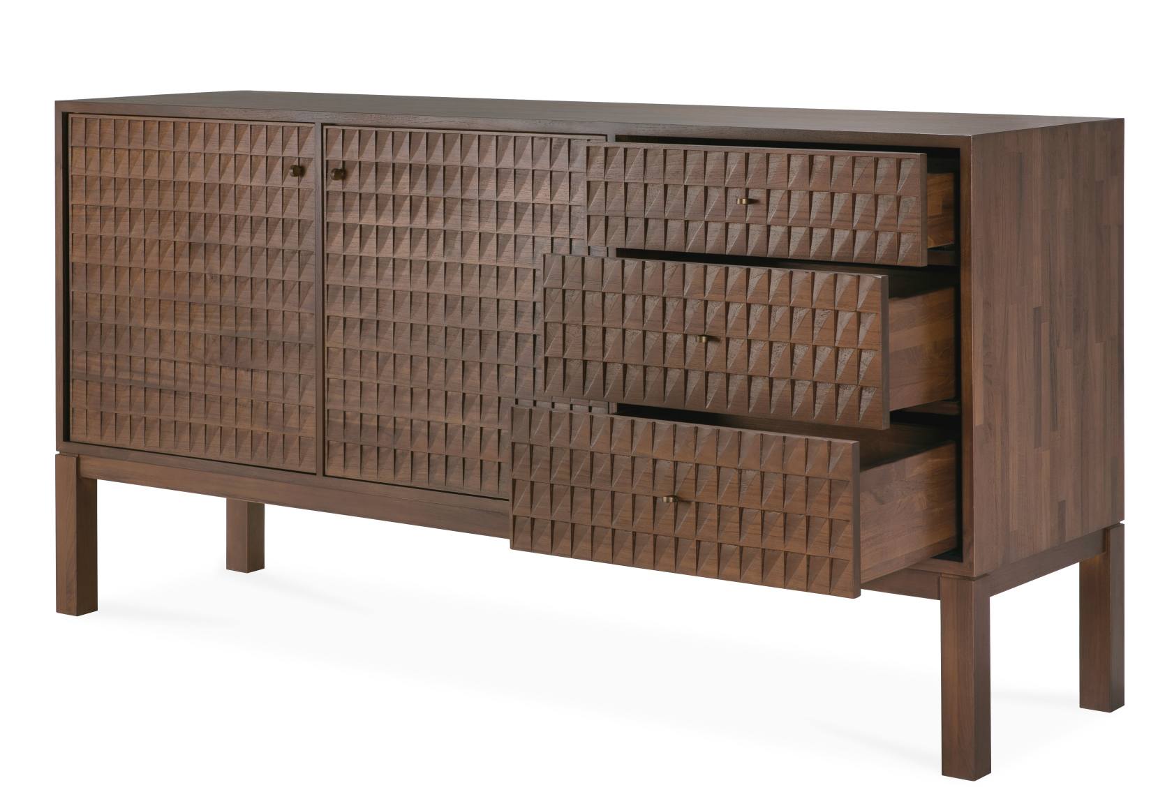 Sono Sideboard von Ethnicraft aus massivem Nussbaumholz mit Türen und Schubladen mit geometrischem Muster.