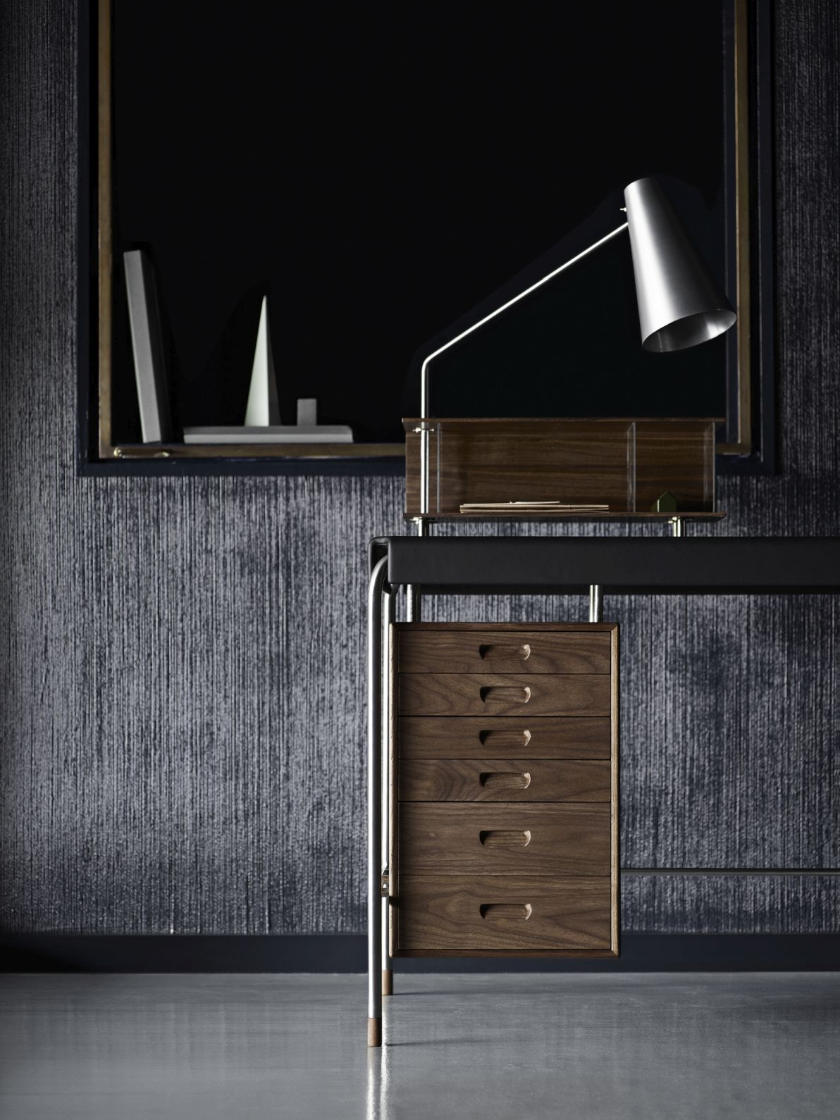 AJ52 Society Table von Carl Hansen & Søn: Geölter Eichen-Schreibtisch mit Schubladen und Lampe.