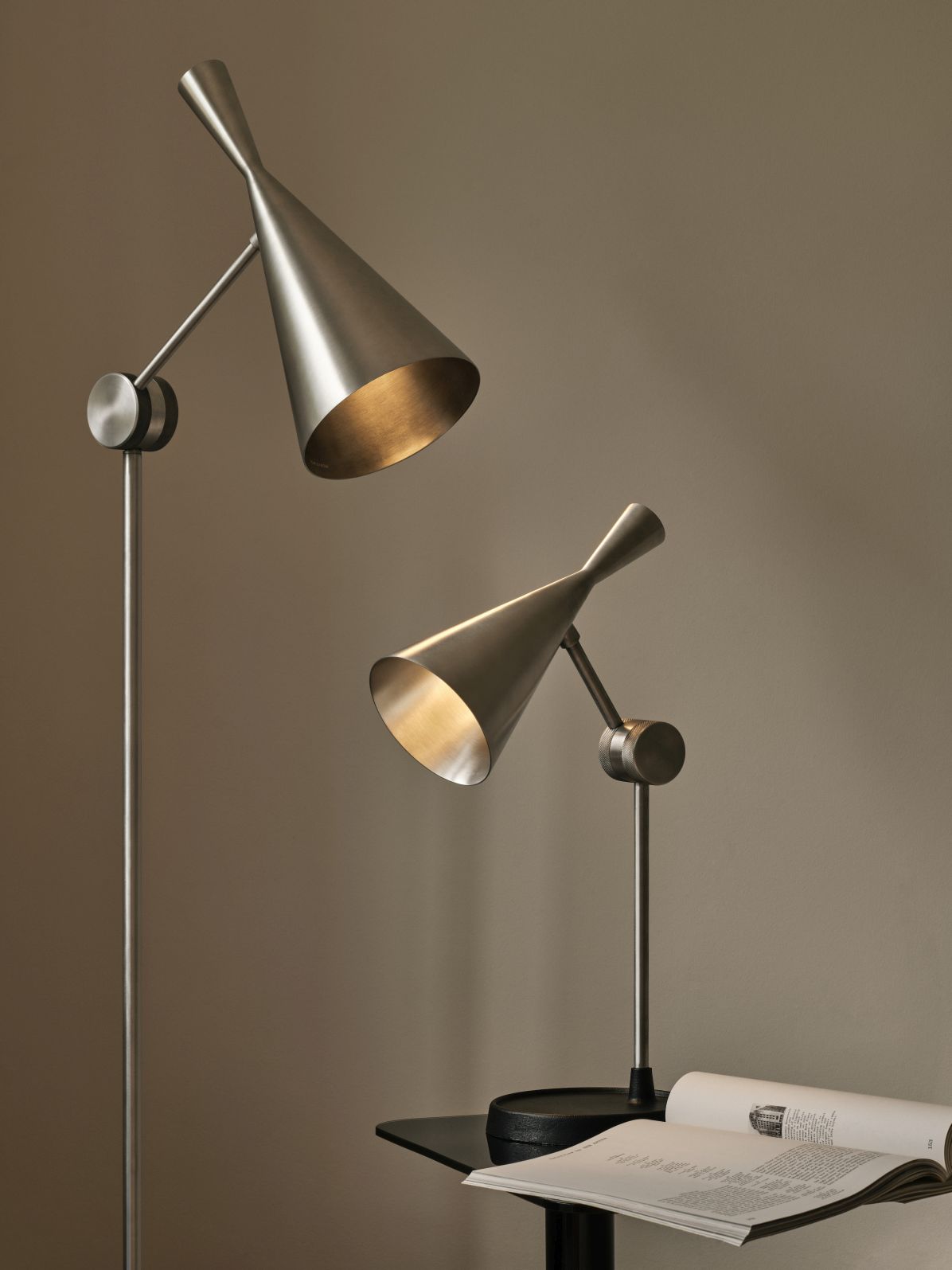 Nahaufnahme der modernen Tom Dixon Unbeaten Stehleuchte aus gebürstetem Edelstahl, ideal als Design-Lampe für Wohnzimmer.