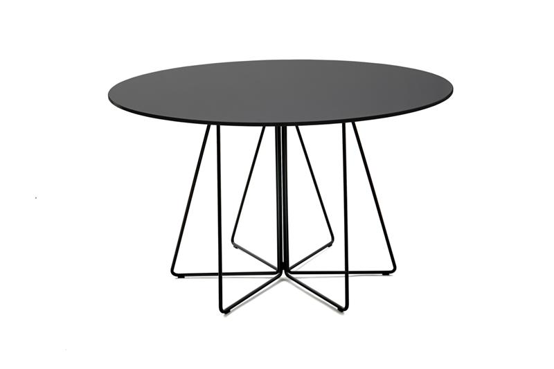 Schwarzer Paperclip Tisch von Knoll International für den Außenbereich mit rundem Tischblatt.
