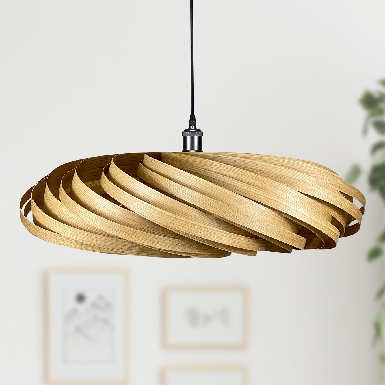 Veneria Hängeleuchte aus Eiche, moderne Holzlampe mit spiralförmigem Design für stilvolle Innenraumbeleuchtung.