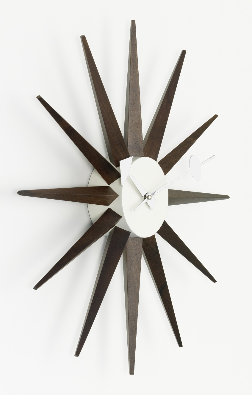 Sunburst Clock Wanduhr aus Nussbaum von Vitra: Design Wanduhr mit Holzstrahlen und weißem Zifferblatt.