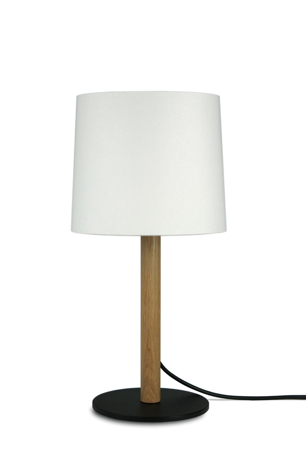 Miyu Tischleuchte: Elegante Lampe mit Eichenholz-Fuß und naturweißem Filz-Lampenschirm von Maigrau.