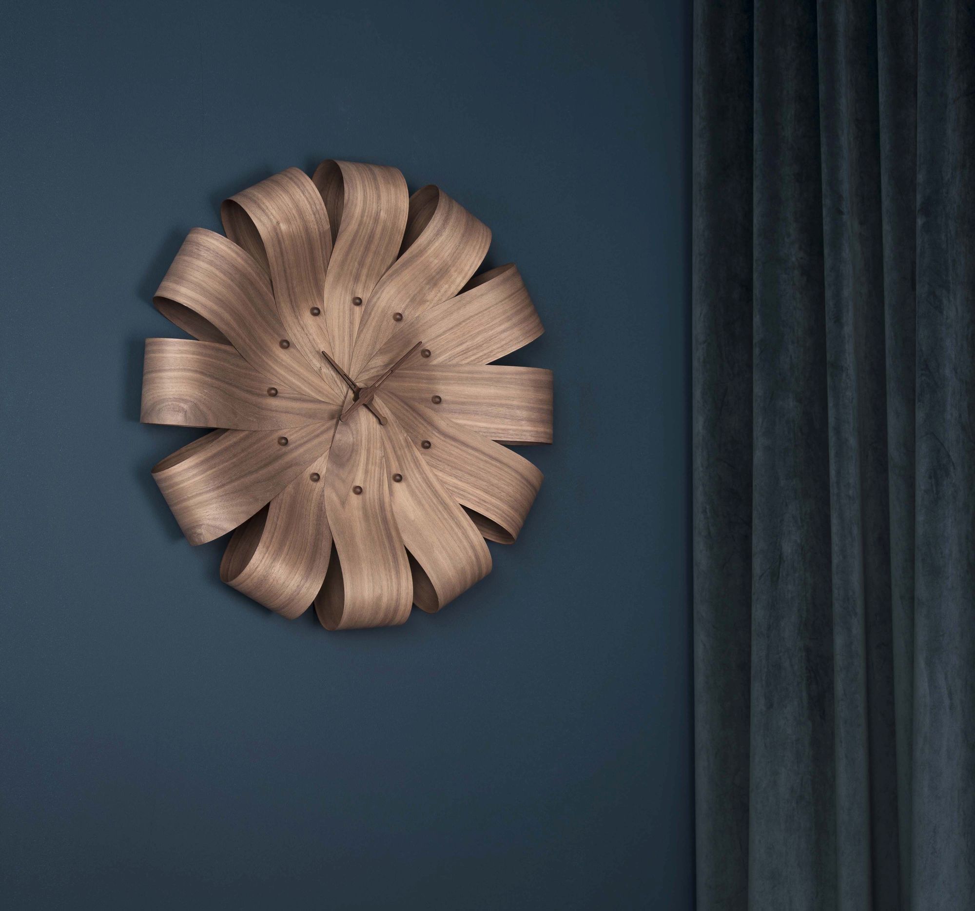 Ciclo Wanduhr von Nomon, Ø55cm, aus Holz, modernes Design für Wohnzimmer und Büro.