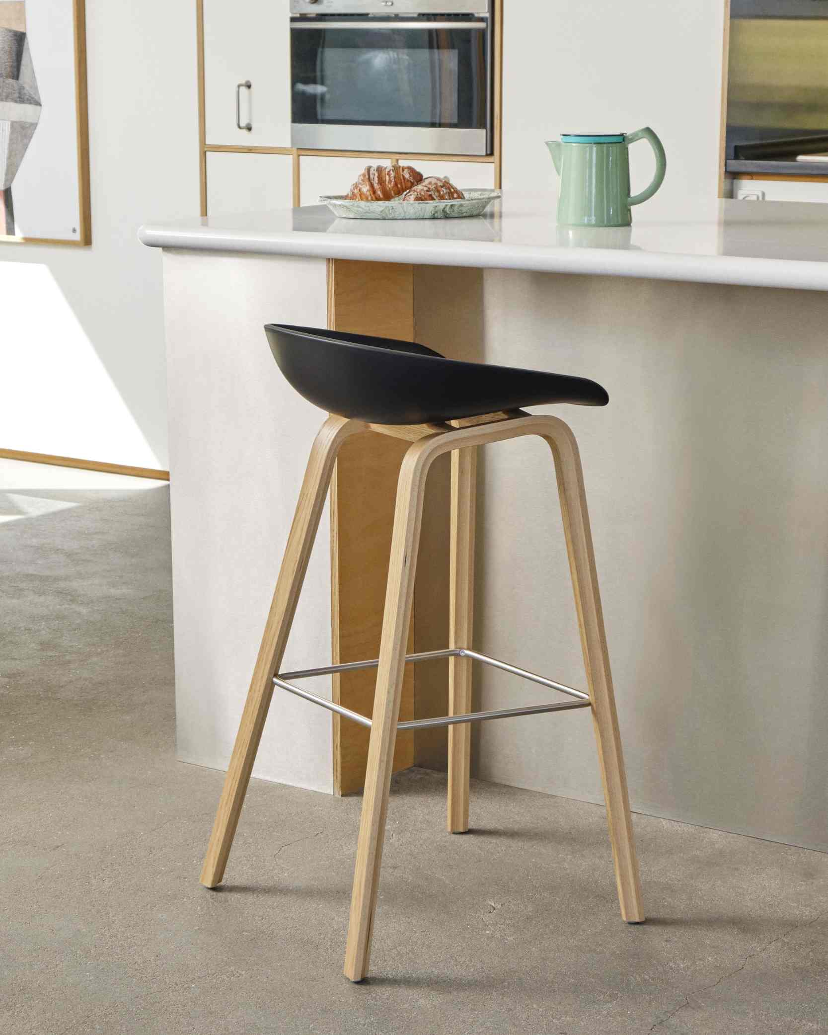 Schwarzer About a Stool AAS32 Barhocker mit Holzgestell vor Küchentheke. Design Hocker für Esszimmer.