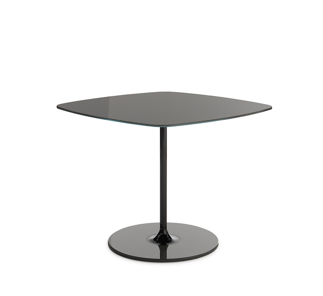 Schwarzer Thierry Tisch 4040 von Kartell, quadratische Tischplatte mit abgerundeten Ecken und zentralem Fuß.