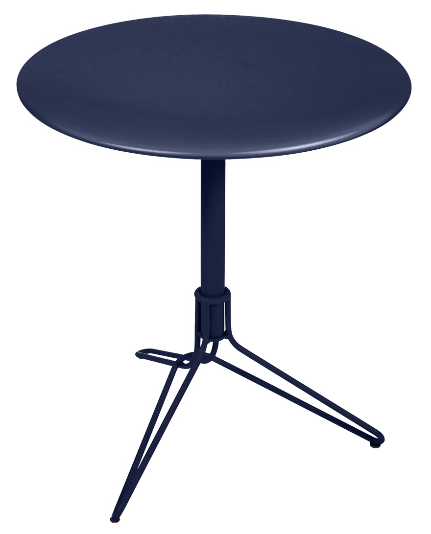 Blauer Flower Tisch von Fermob für den Außenbereich mit rundem Tischblatt und filigranem Stahlgestell.