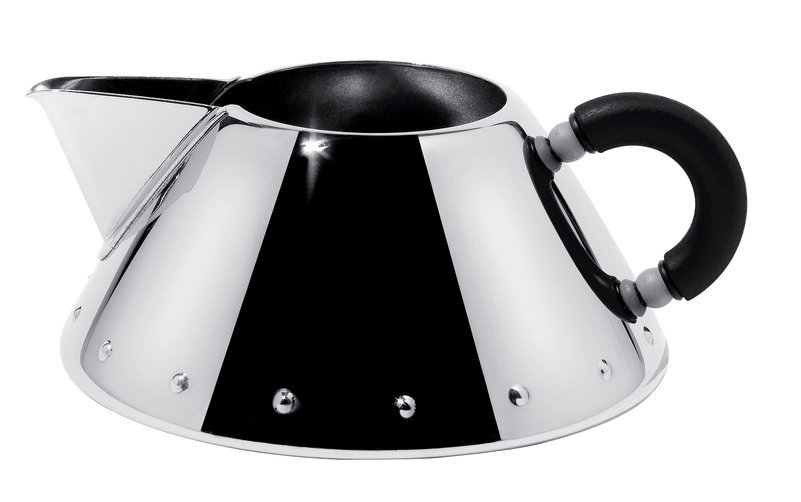 Alessi Rahmkännchen 9096 B aus poliertem Edelstahl mit schwarzem Griff, modernes Design für Milchkännchen.