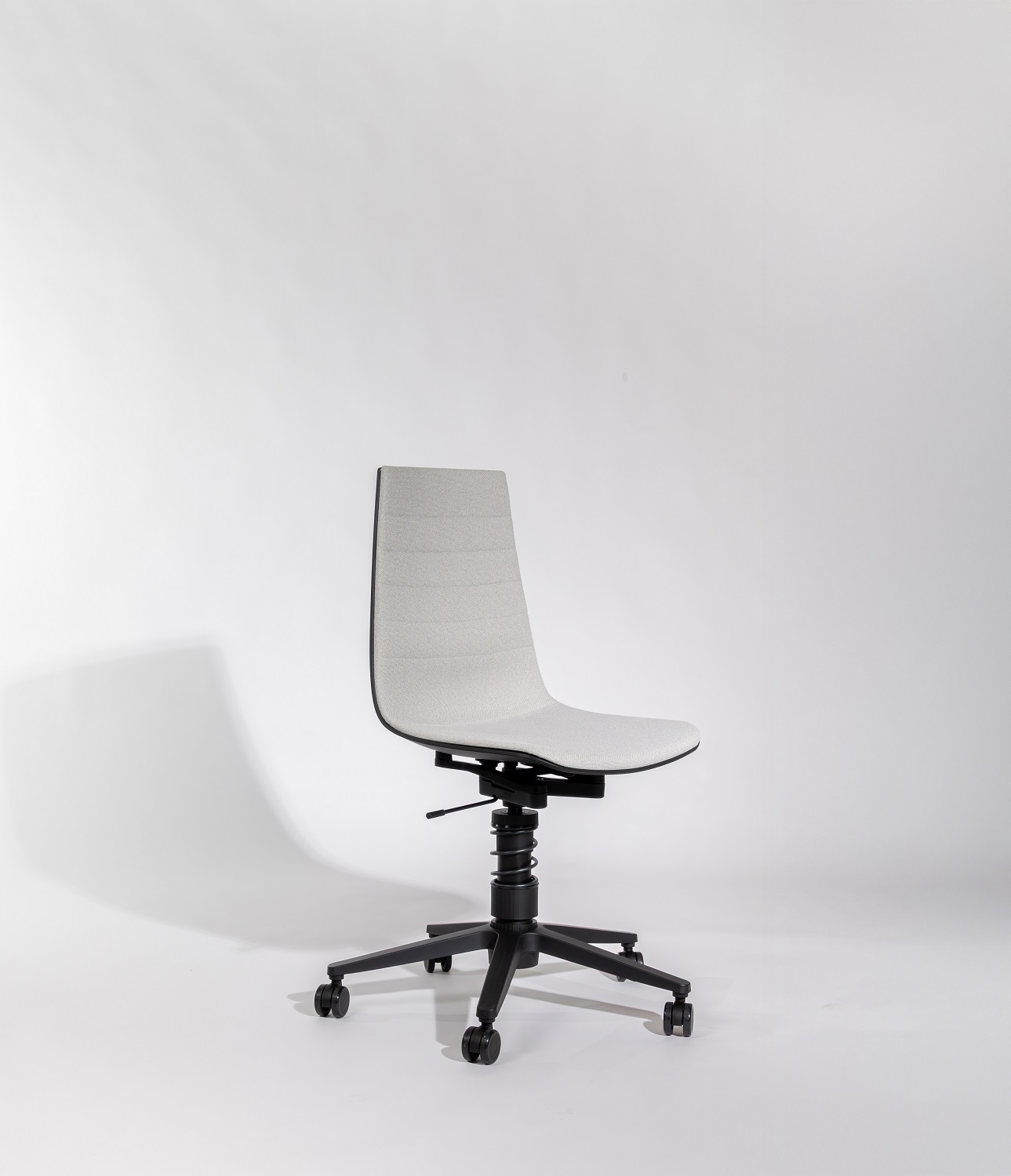 Linu Task Conference Konferenzstuhl mit Federbein Aeris