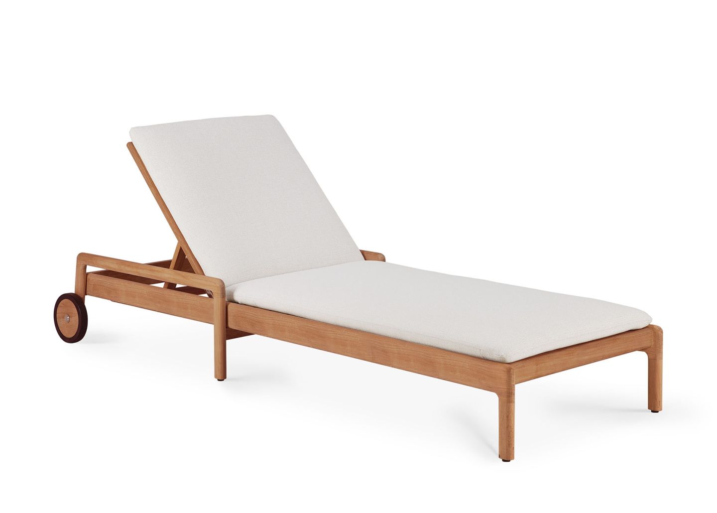 Jack Outdoor Liege aus Teakholz mit verstellbarer Rückenlehne und weißen Polsterauflagen.