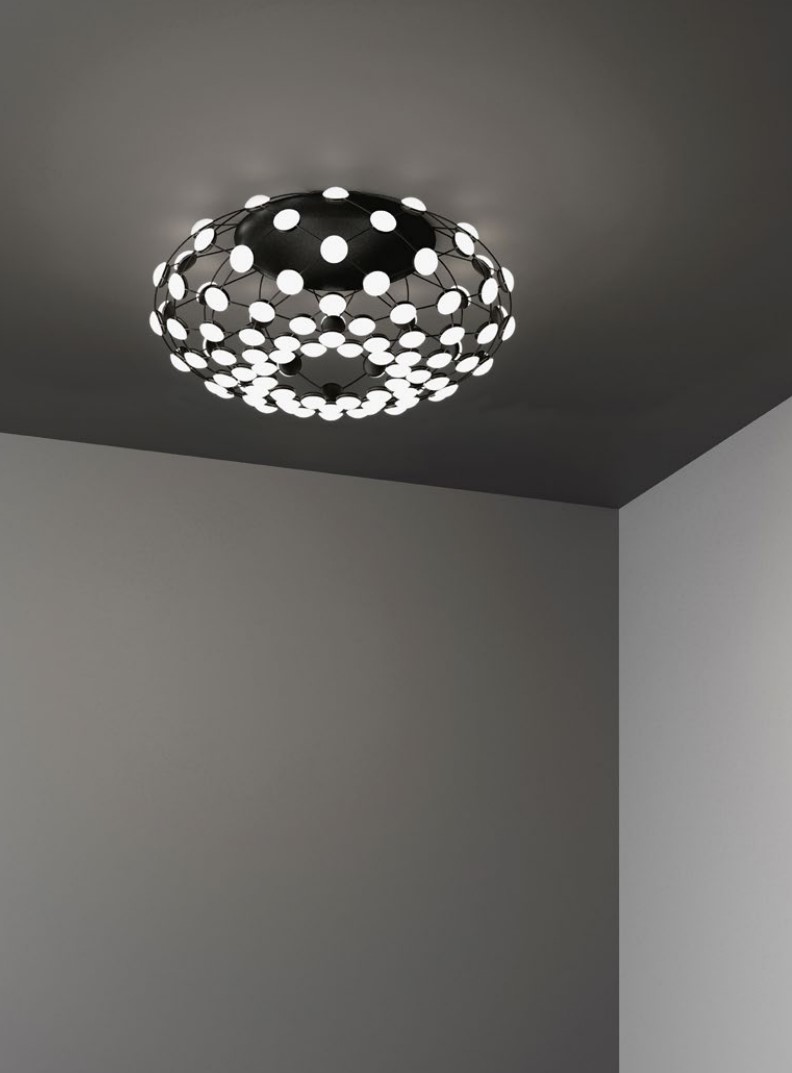 D86P Mesh Deckenleuchte von Luceplan: Moderne Deckenlampe mit schwarzem Drahtgestell und vielen kleinen, runden Leuchten.
