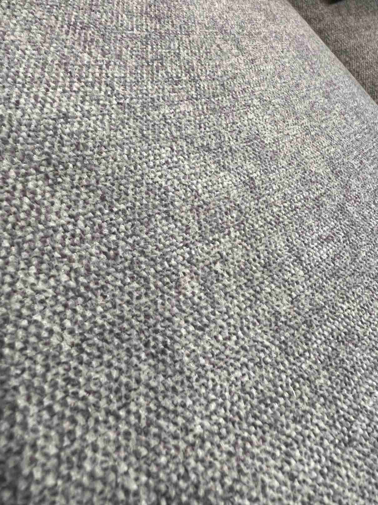 Detailaufnahme des grauen Stoffbezugs vom Seatlife Sofa, Hausmodell ed design.