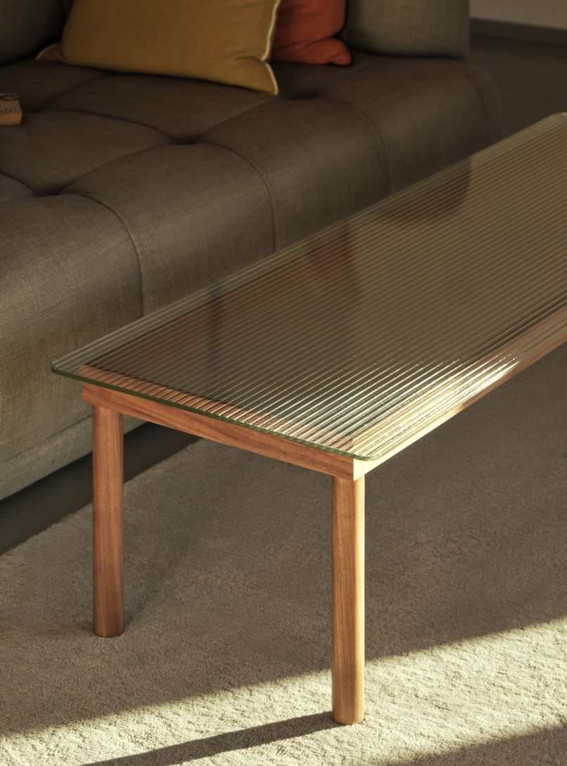 Kofi Couchtisch von Hay mit geriffeltem Glas und Holzgestell, modernes Design für Wohnzimmer.