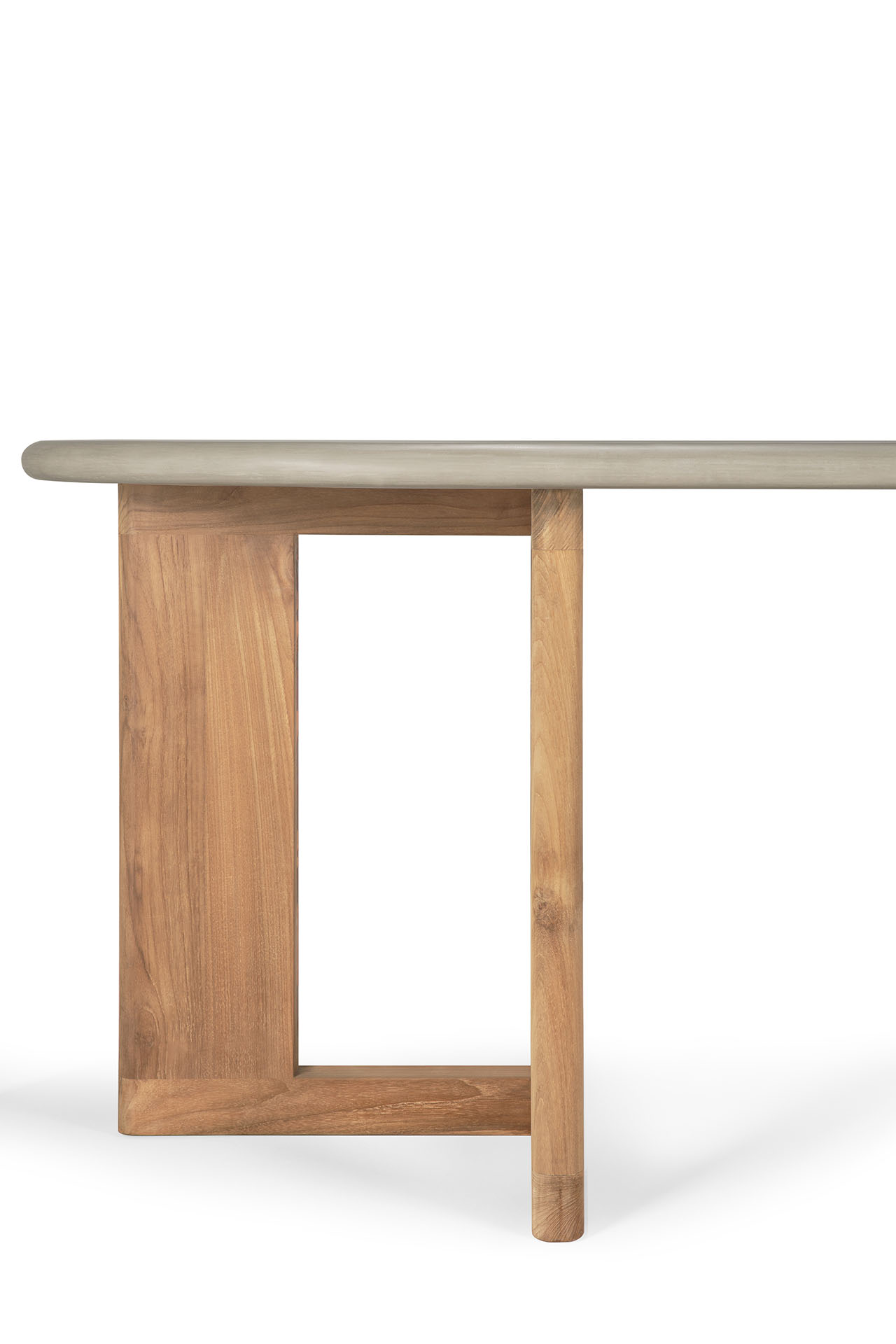 Detailaufnahme des Ethnicraft Trestle Outdoor Esstisches mit Betonplatte und Teakholzgestell, ideal für den Garten.