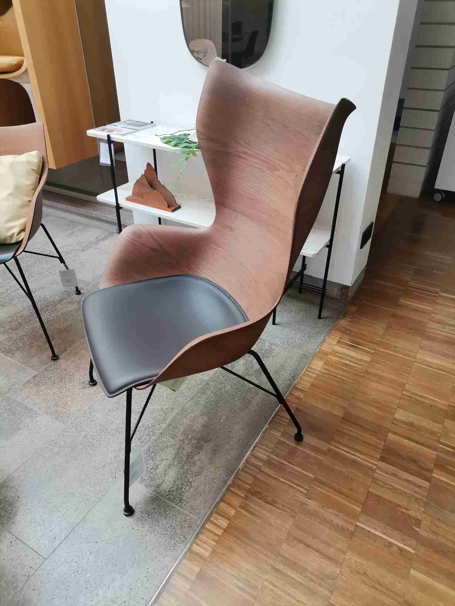 K/WOOD Sessel von Kartell, Ausstellungsstück. Holzstuhl mit schwarzem Lederkissen und filigranem Metallgestell.