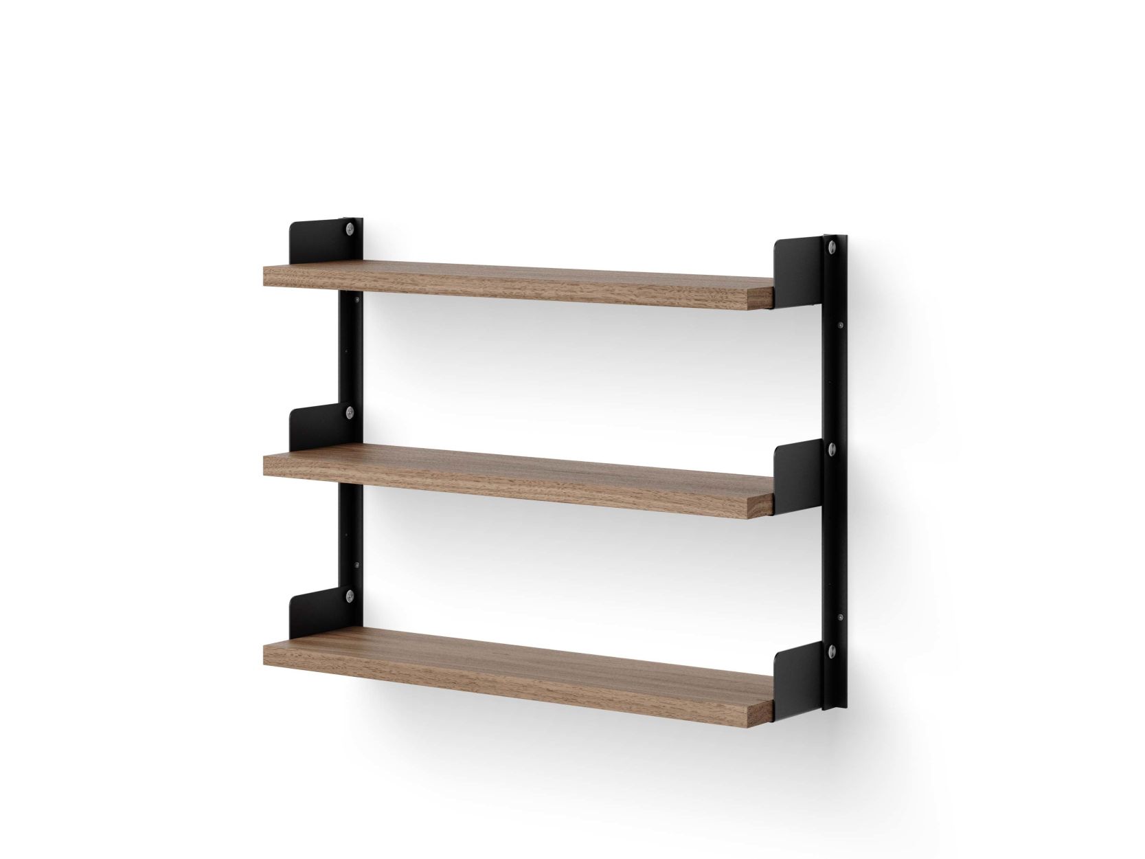 New Works Tee Regal aus Walnuss mit drei Regalböden und schwarzer Halterung.