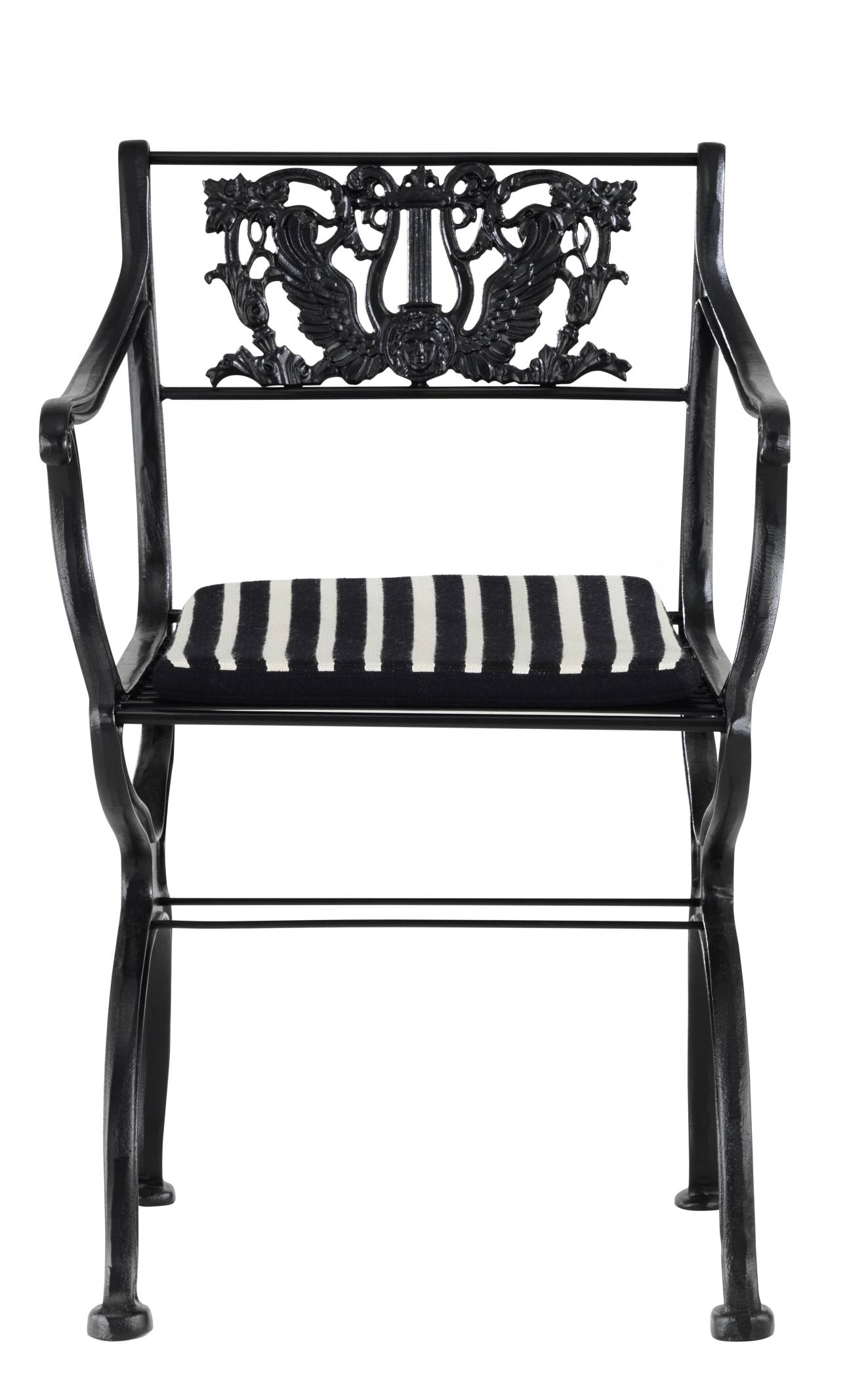 Schwarzer Tecta D60 Gartensessel mit Armlehnen und gestreiftem Sitzkissen, ideal für Garten und Terrasse.