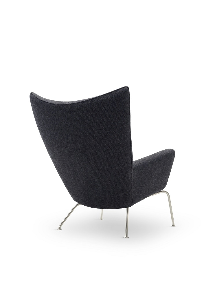 Rückansicht: CH445 Wing Chair Sessel von Carl Hansen & Søn, Fiord 191, grauer Stoff, Metallbeine.