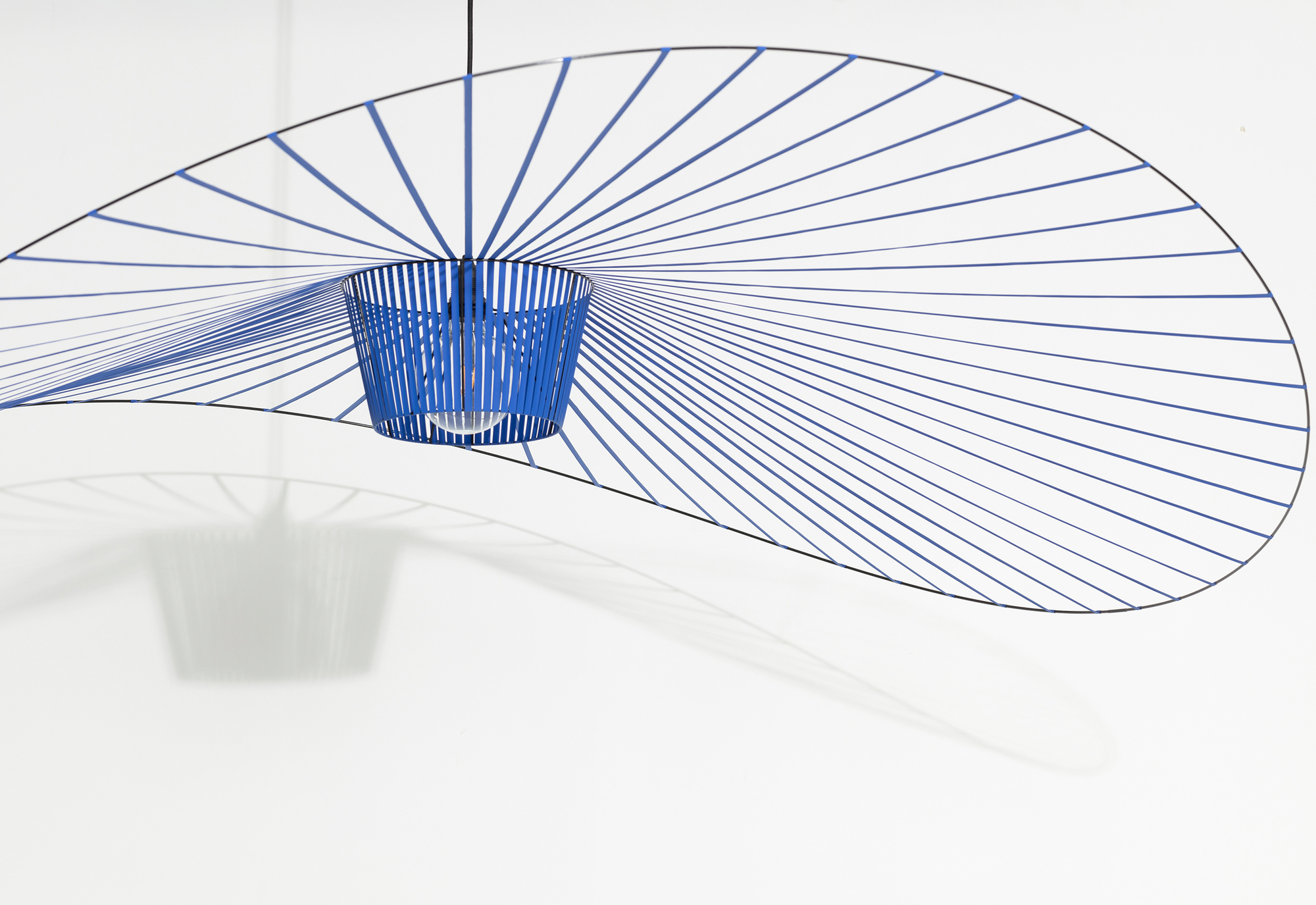 Vertigo Pendelleuchte in Kobaltblau von Petite Friture, modernes Design mit filigranem Schirm und Lichteffekten.