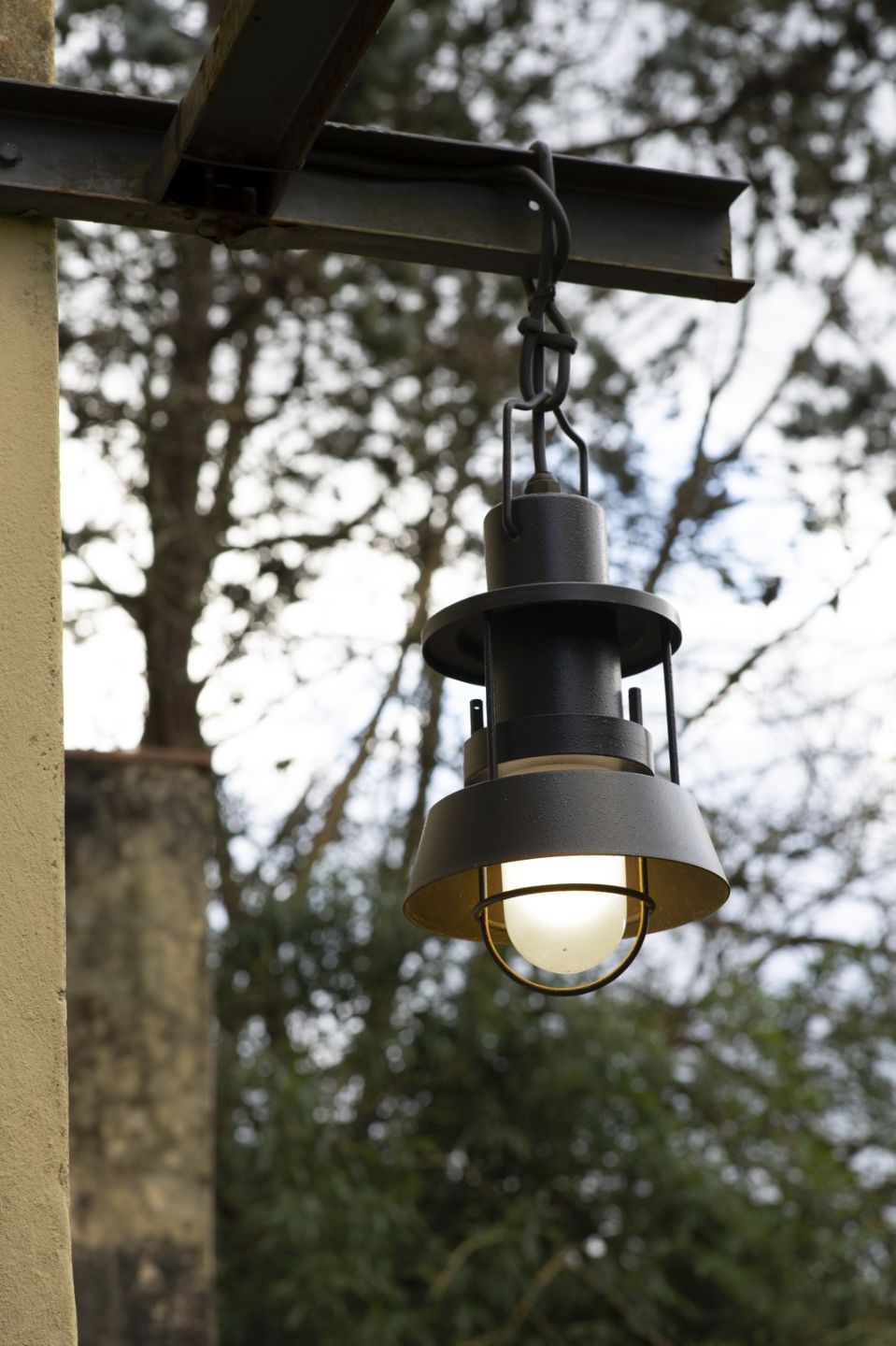 Anthrazitfarbene Polo Outdoor Pendelleuchte von Martinelli Luce, hängend im Außenbereich. Gartenbeleuchtung.