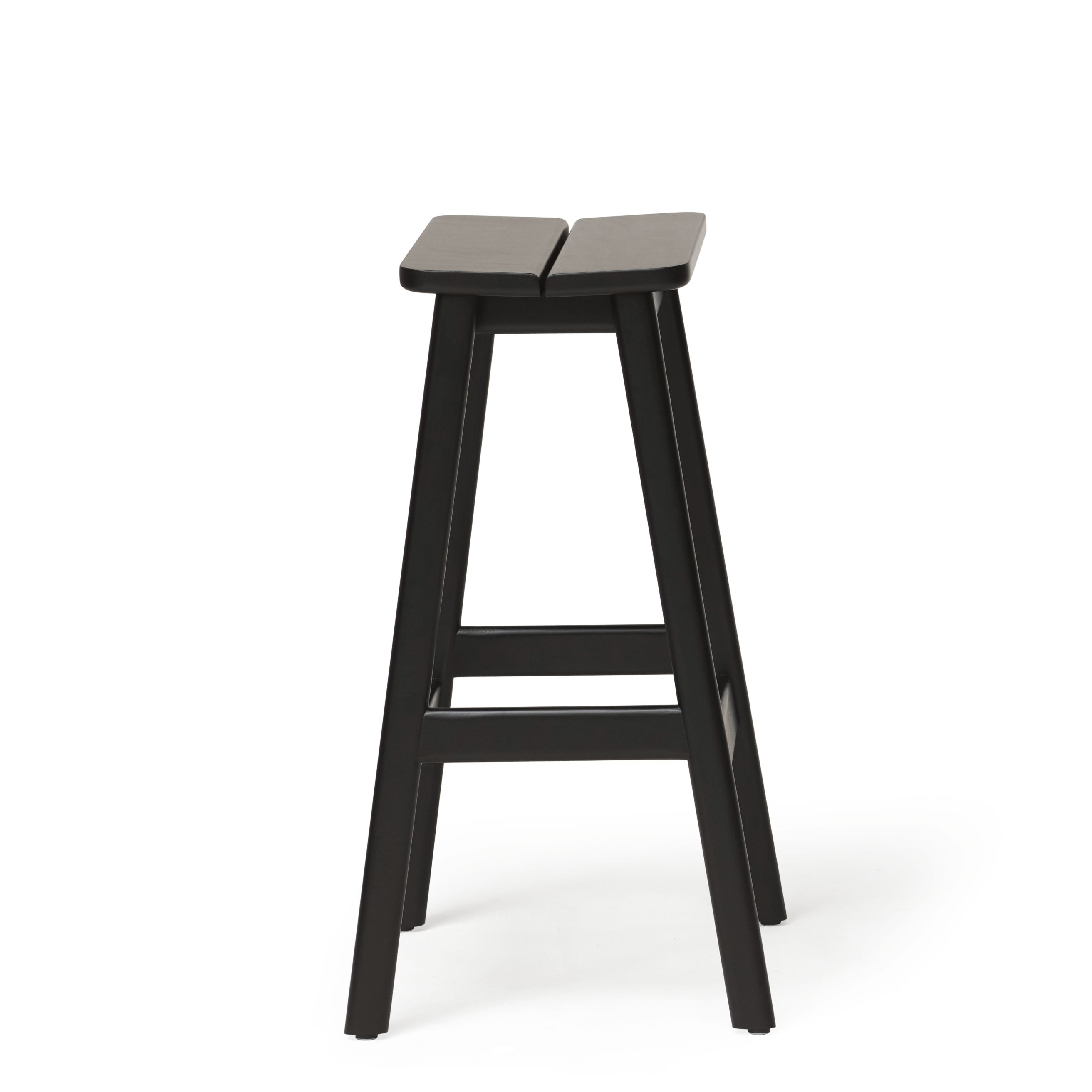 Angle Barhocker von Form & Refine, schwarz gebeizt, aus Holz, für Küche und Bar.