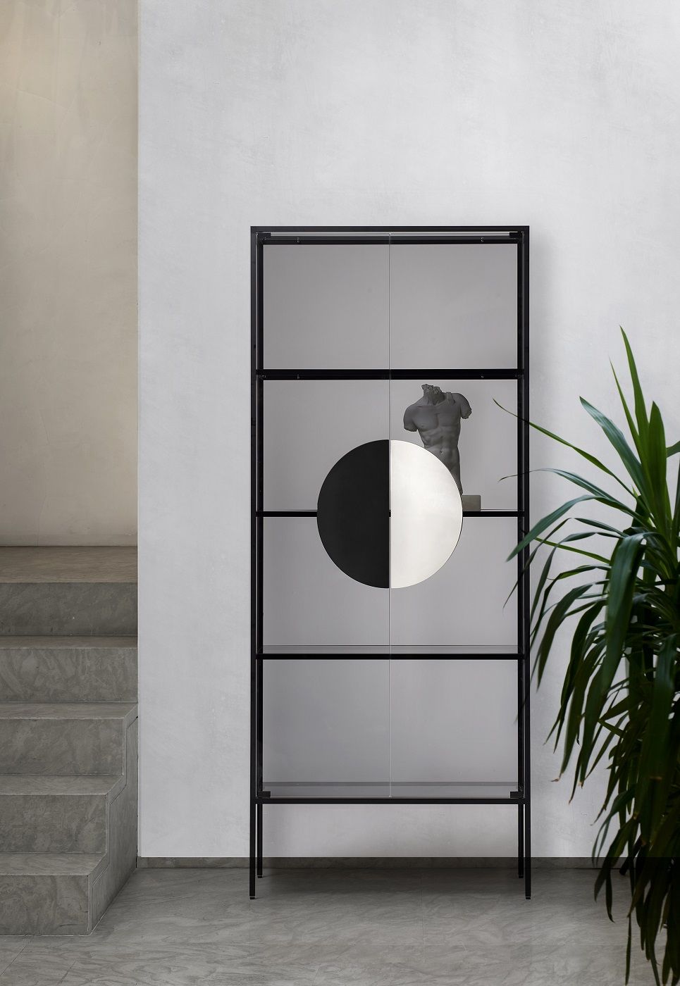 Yang Vitrine von Opinion Ciatti: Schwarzes Metallregal mit Glastüren und dekorativem, zweifarbigem Kreiselement.