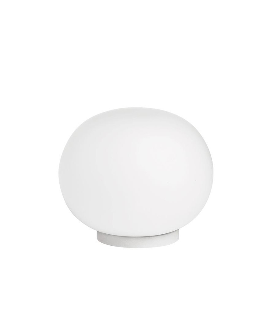 Weiße Mini Glo-Ball Tischleuchte von Flos: Moderne Kugel Lampe für Nachttisch oder Schreibtisch.