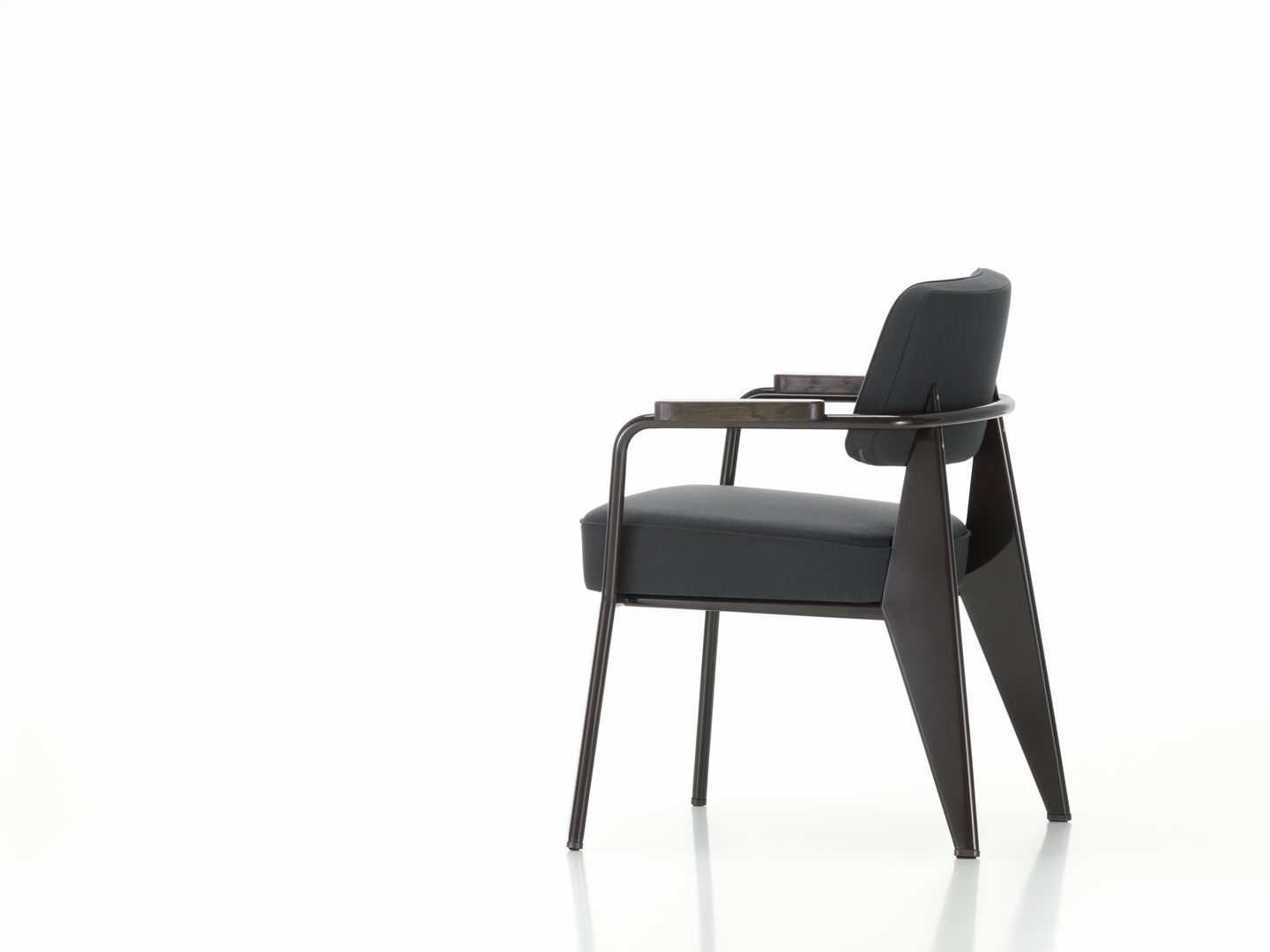 Vitra Fauteuil Direction Sessel, Ansicht von hinten, mit grauem Bezug und dunklem Holzgestell.