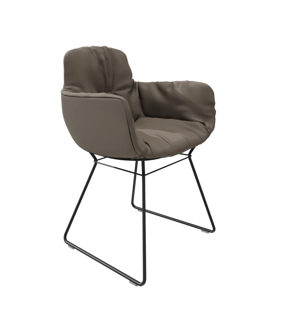 Leya Stuhl mit hoher Armlehne, Leder Sahara, Freifrau Manufaktur, moderner Designstuhl mit Metallgestell.