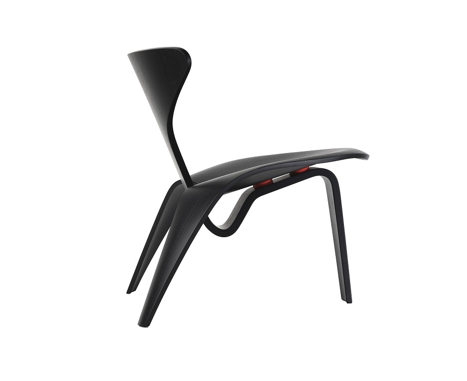 Schwarzer PK0 A™ Chair Stuhl von Fritz Hansen, Design-Klassiker, Seitenansicht auf weißem Hintergrund.