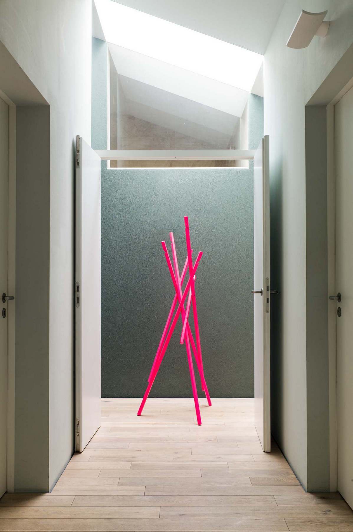 Pinkfarbener Sticks Garderobenständer von Schönbuch im Flur mit Eichenparkett und Oberlicht. Design Garderobe als Einzelstück.