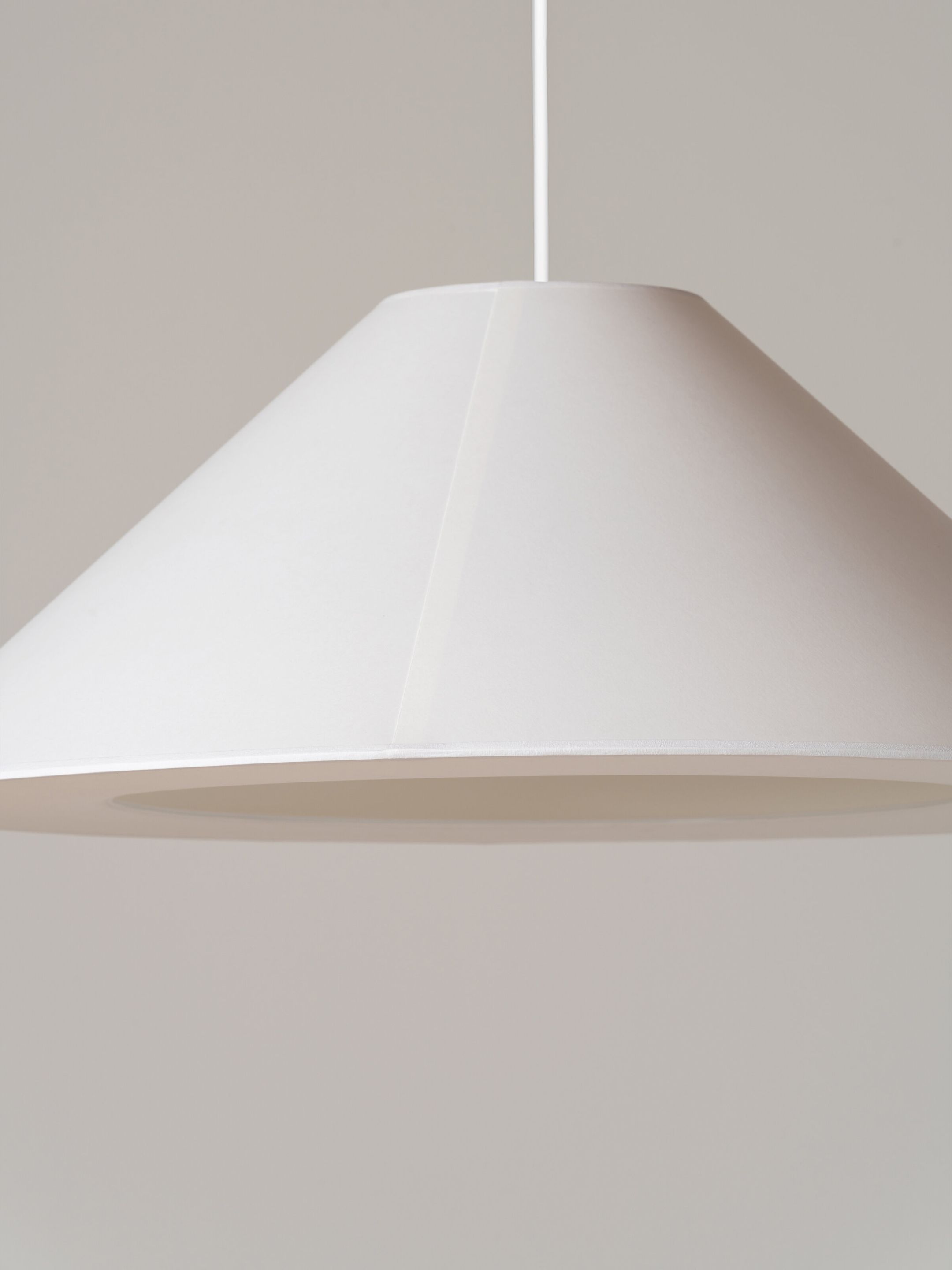 Weiße Sísísí Pendelleuchte von Santa & Cole, konisch, für moderne Raumbeleuchtung.