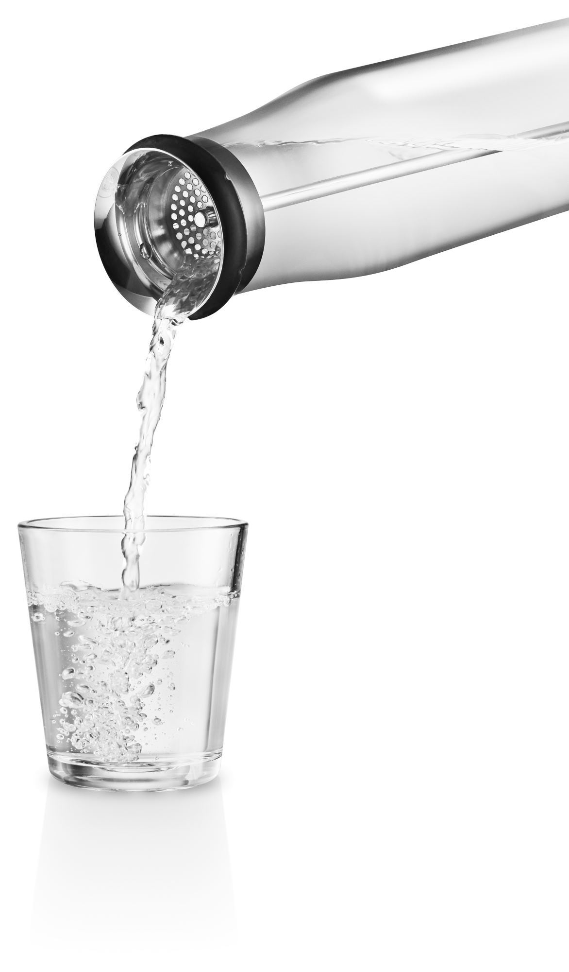 Wasser wird aus der Eva Solo My Flavour Karaffe in ein Glas gegossen. Design Karaffe.
