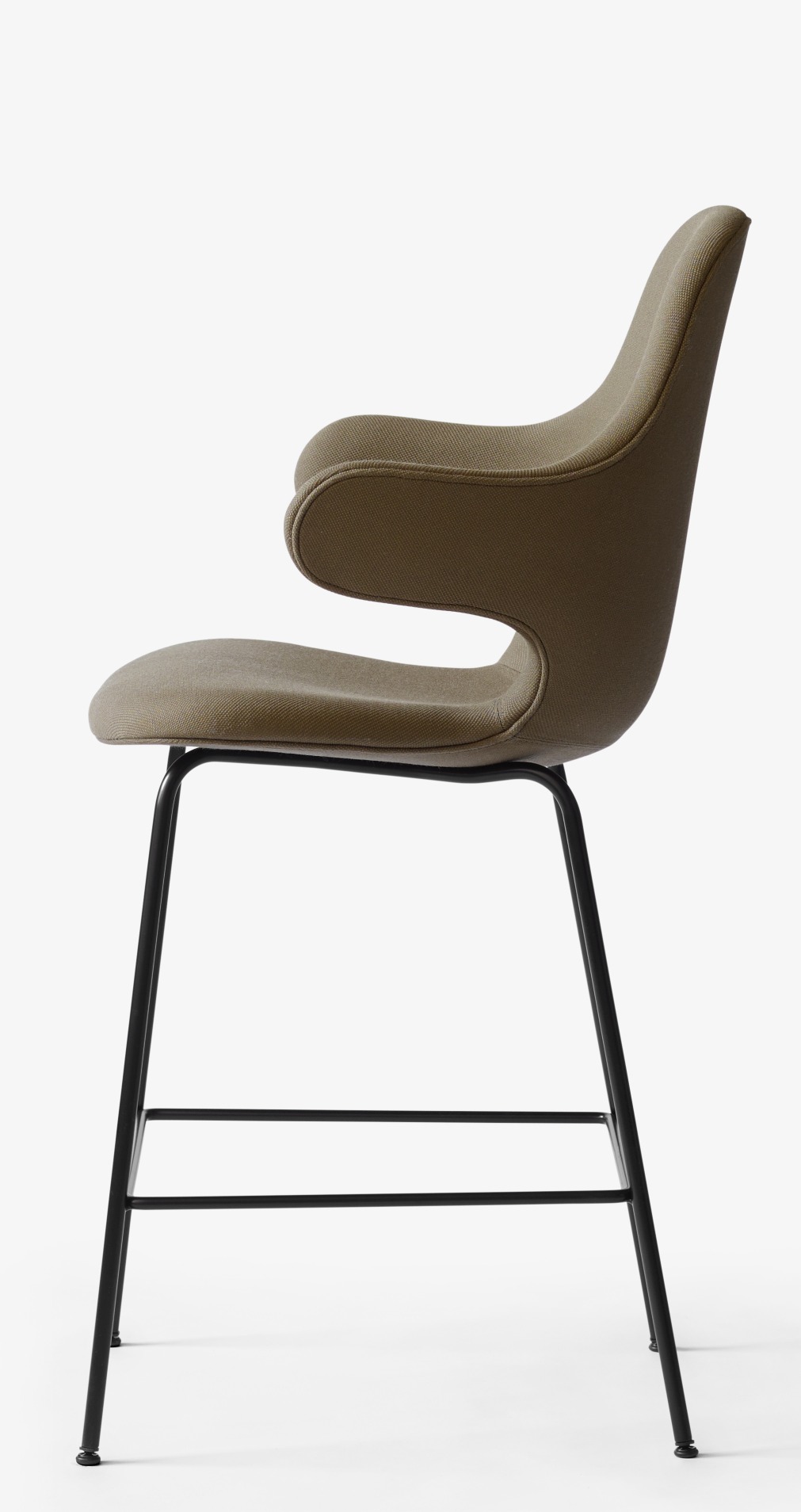 Catch Barstool von AndTradition, gepolsterter Barhocker mit Armlehne und schwarzem Metallgestell, Seitenansicht.