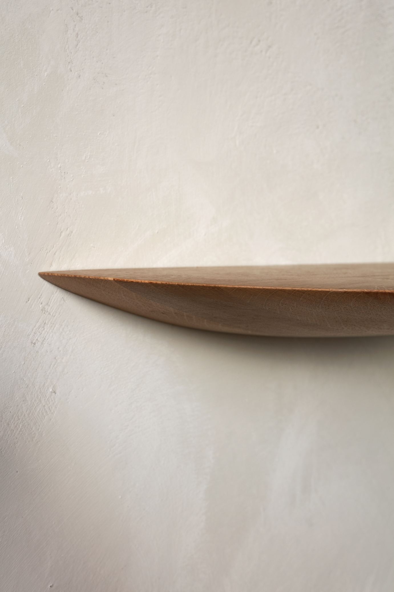 Detailaufnahme eines Gridy Fungi Regals aus Eiche, Wandregal, natürliche Holzstruktur.